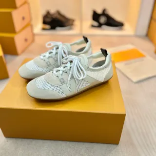 لوسي فيتون LV Trainer بيج أبيض حذاء رياضي لايف ستايل مع أعلى من مواد مختلطة وألواح شبكية مثقوبة