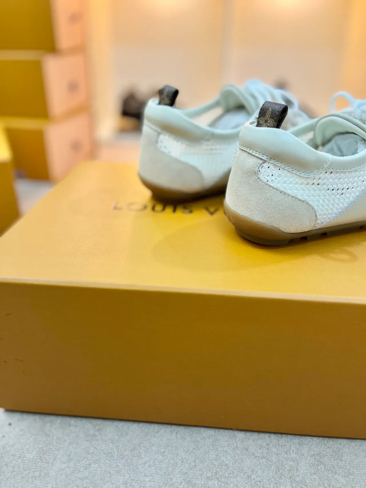 Louis Vuitton LV Trainer Beige White Zapatillas Lifestyle con Material Mixto y Paneles de Malla Perforados 2