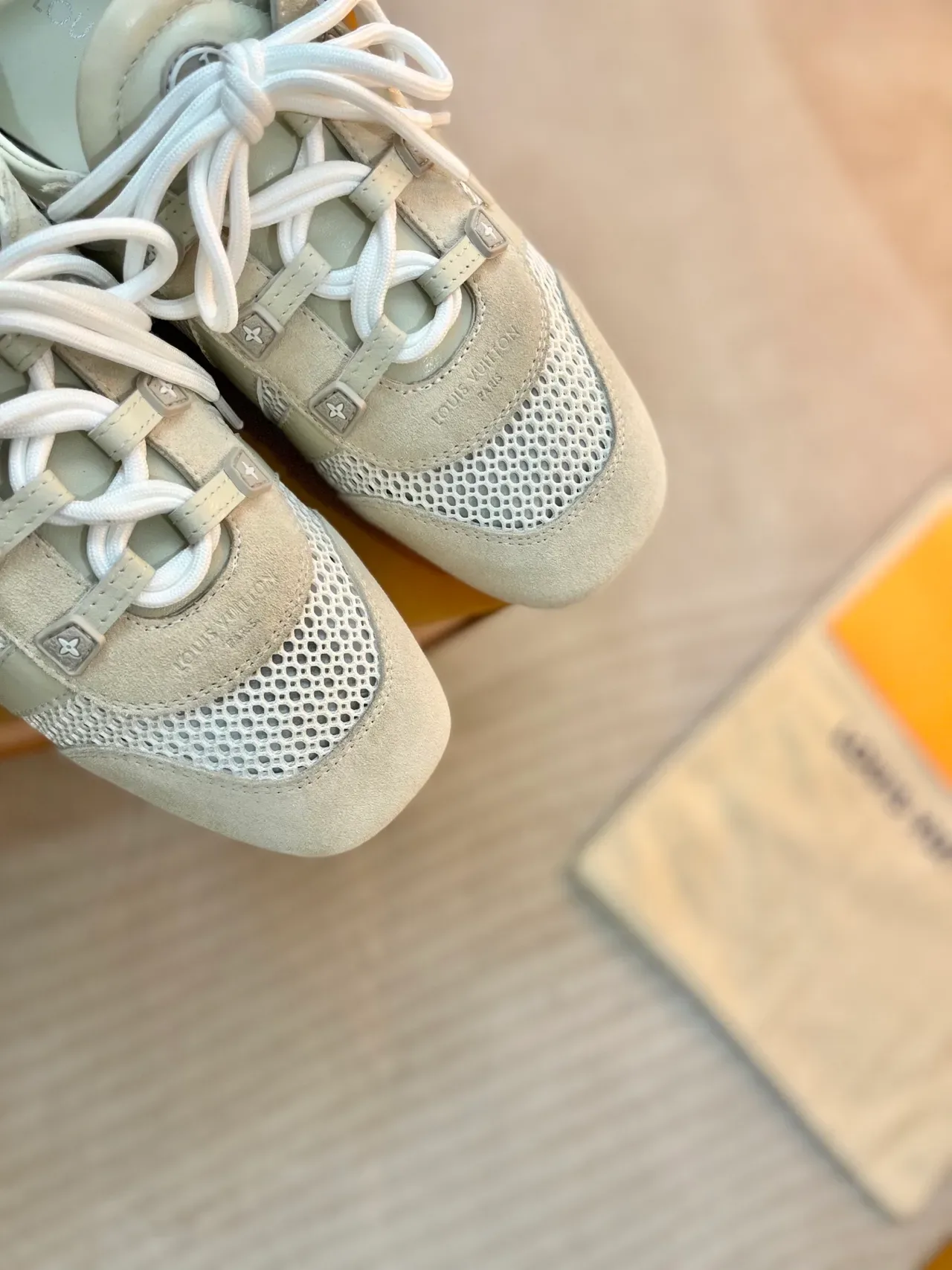 Louis Vuitton LV Trainer Beige White Zapatillas Lifestyle con Material Mixto y Paneles de Malla Perforados 3