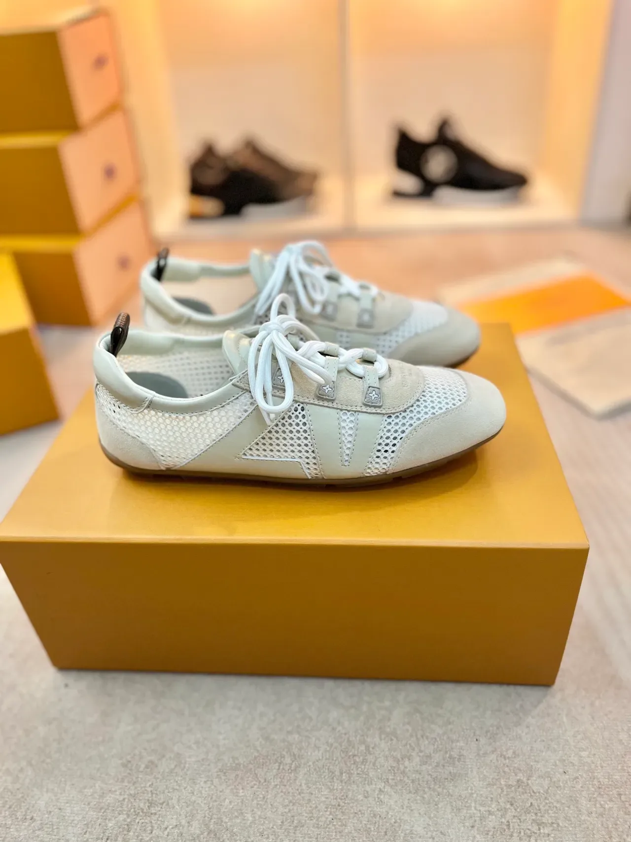 Louis Vuitton LV Trainer Beige White Zapatillas Lifestyle con Material Mixto y Paneles de Malla Perforados 4