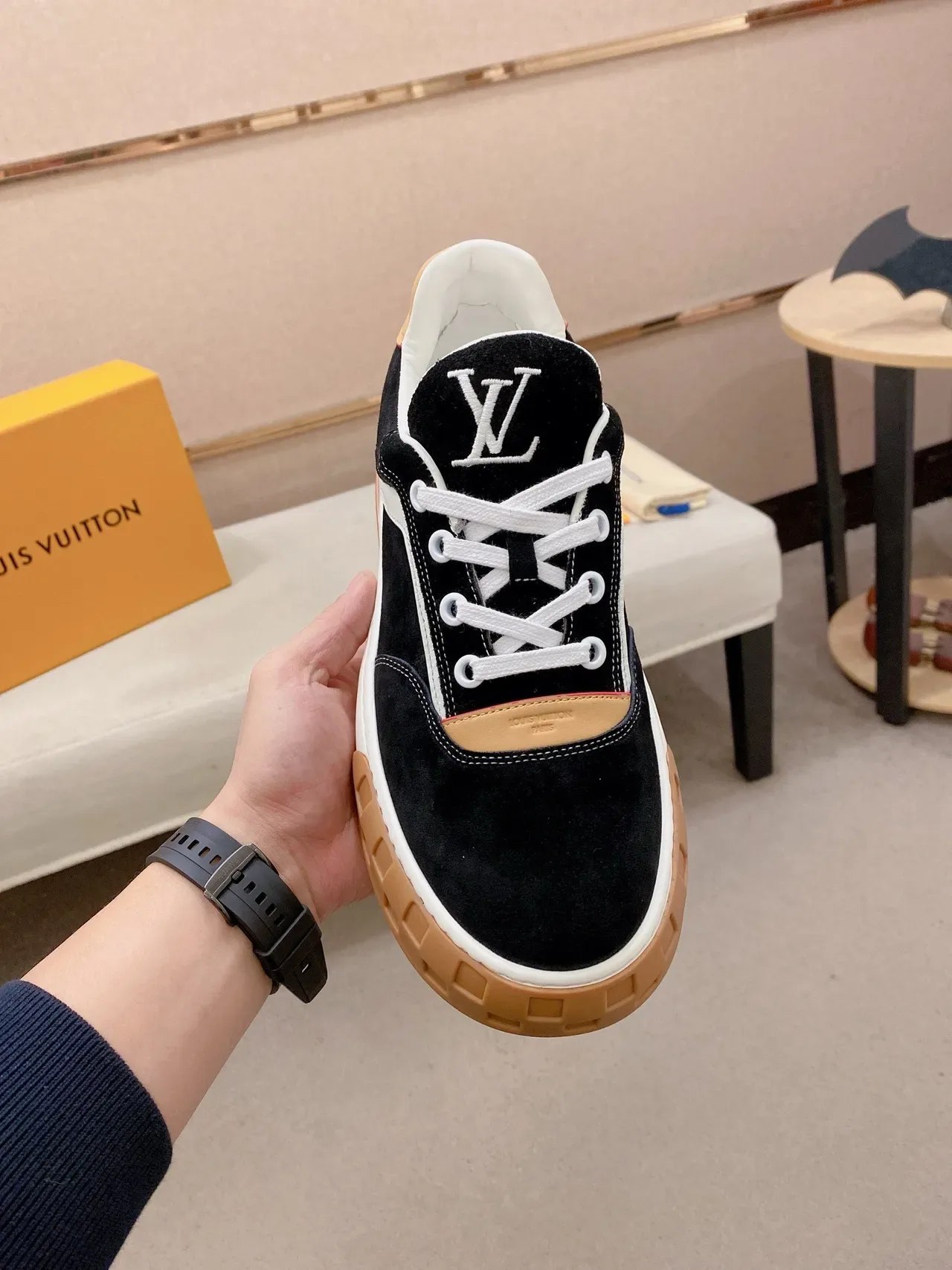 Louis Vuitton LV Trainer काला बेज सूड एंड लेदर पैनल्ड कंट्रास्ट-स्ट्राइप साइड लाइफस्टाइल स्नीकरज़ 2