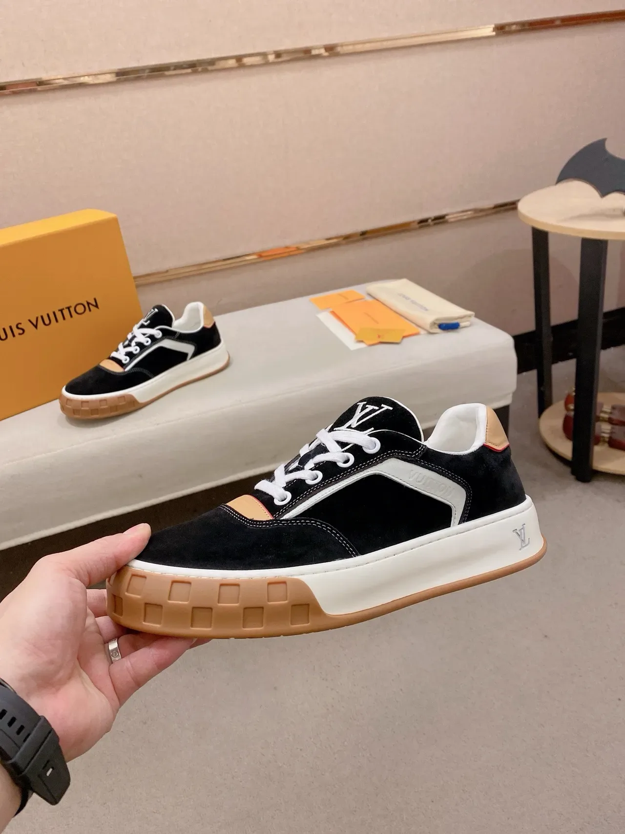 Louis Vuitton LV Trainer काला बेज सूड एंड लेदर पैनल्ड कंट्रास्ट-स्ट्राइप साइड लाइफस्टाइल स्नीकरज़ 3