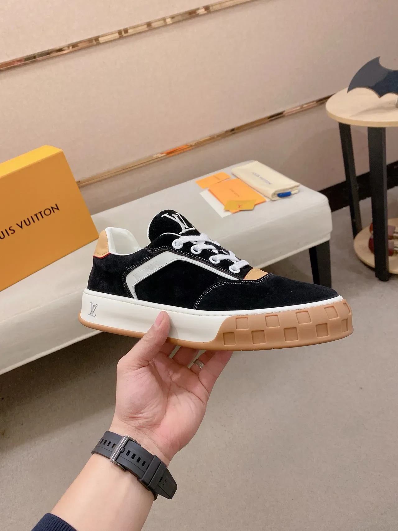 Louis Vuitton LV Trainer काला बेज सूड एंड लेदर पैनल्ड कंट्रास्ट-स्ट्राइप साइड लाइफस्टाइल स्नीकरज़ 4