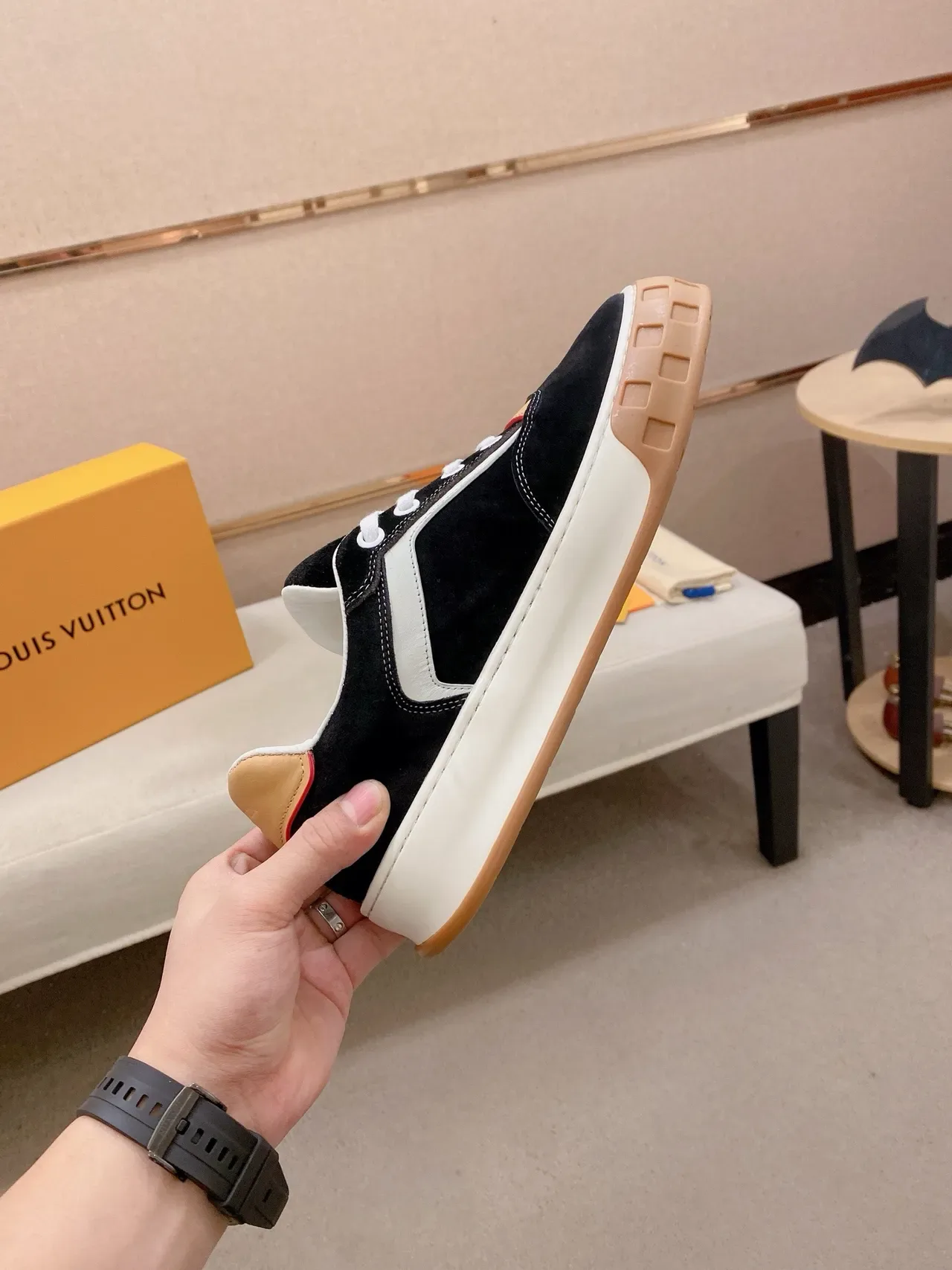 Louis Vuitton LV Trainer काला बेज सूड एंड लेदर पैनल्ड कंट्रास्ट-स्ट्राइप साइड लाइफस्टाइल स्नीकरज़ 5