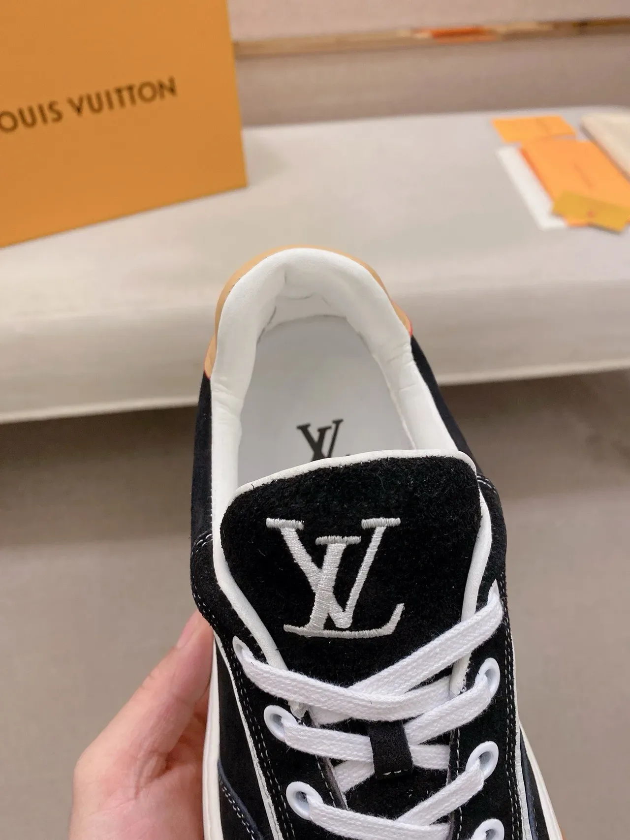 Louis Vuitton LV Trainer काला बेज सूड एंड लेदर पैनल्ड कंट्रास्ट-स्ट्राइप साइड लाइफस्टाइल स्नीकरज़ 6