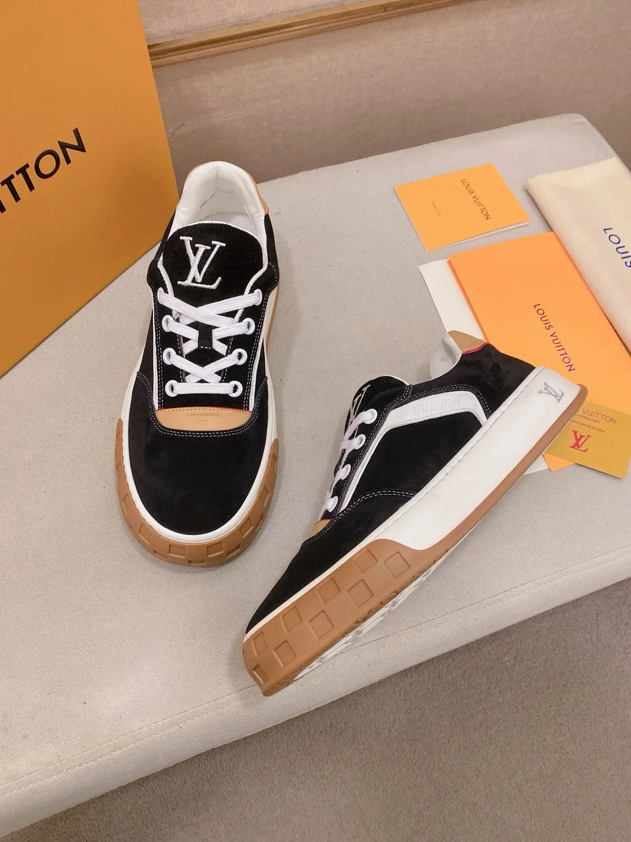 Louis Vuitton LV Trainer काला बेज सूड एंड लेदर पैनल्ड कंट्रास्ट-स्ट्राइप साइड लाइफस्टाइल स्नीकरज़ 7