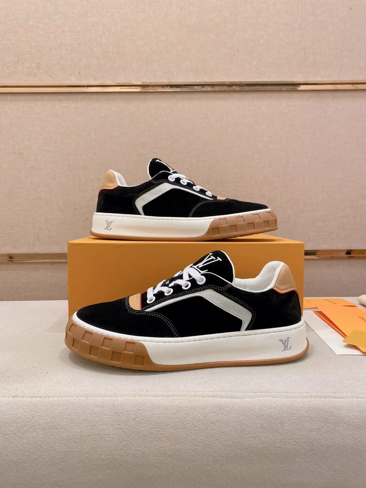 Louis Vuitton LV Trainer काला बेज सूड एंड लेदर पैनल्ड कंट्रास्ट-स्ट्राइप साइड लाइफस्टाइल स्नीकरज़ 8