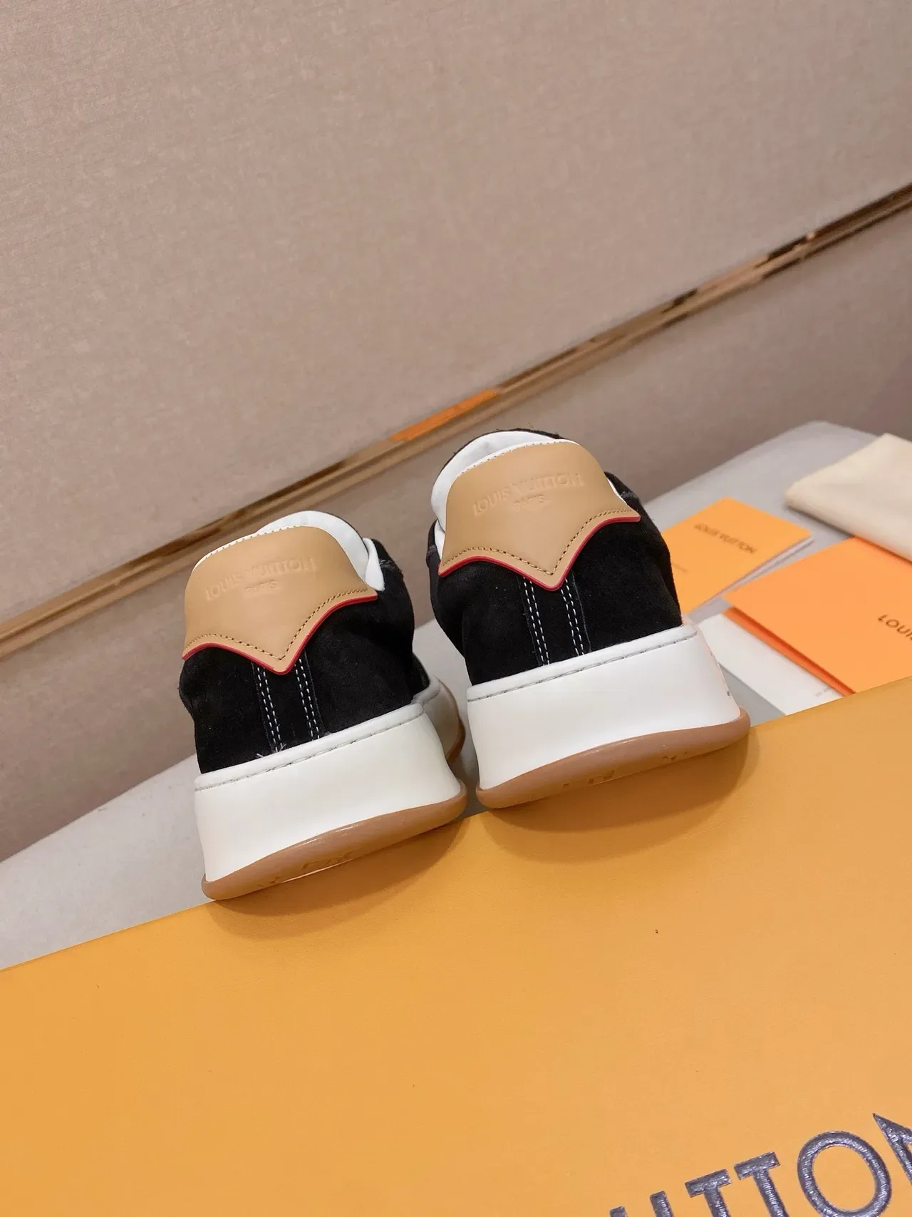 Louis Vuitton LV Trainer काला बेज सूड एंड लेदर पैनल्ड कंट्रास्ट-स्ट्राइप साइड लाइफस्टाइल स्नीकरज़ 9
