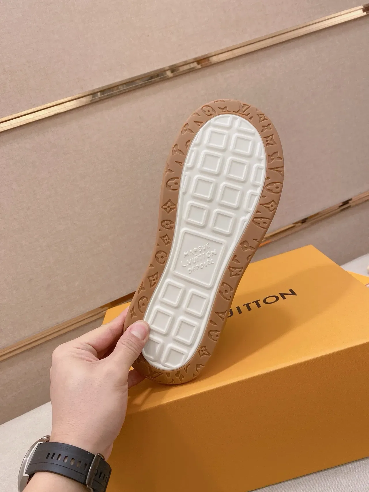 Louis Vuitton LV Trainer काला बेज सूड एंड लेदर पैनल्ड कंट्रास्ट-स्ट्राइप साइड लाइफस्टाइल स्नीकरज़ 10