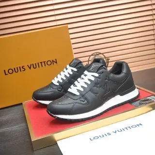 Louis Vuitton LV Trainer Tênis lifestyle pretos e brancos Monograma embossado Cadarços de couro