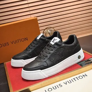 Louis Vuitton LV Trainer Sneakers Lifestyle Couro Perfurado Monograma Embossado Preto e Branco