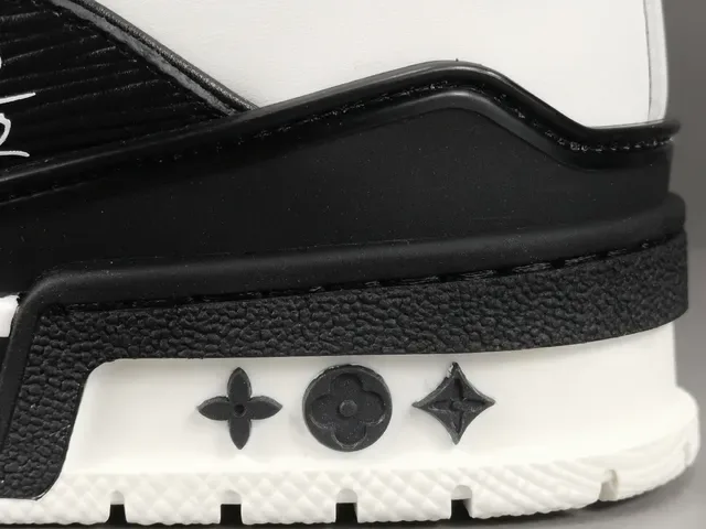 لويس فتون LV Trainer أسود أبيض منخفض التوب طبقات جلد وتغطيات نصية حذاء رياضي نمط حياة 2