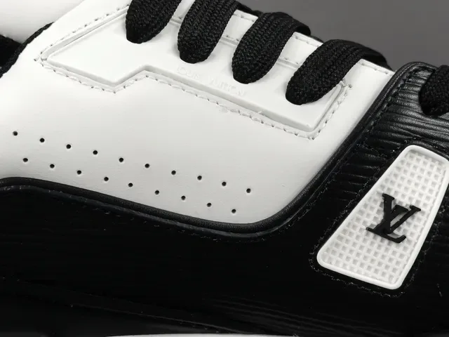 لويس فتون LV Trainer أسود أبيض منخفض التوب طبقات جلد وتغطيات نصية حذاء رياضي نمط حياة 4
