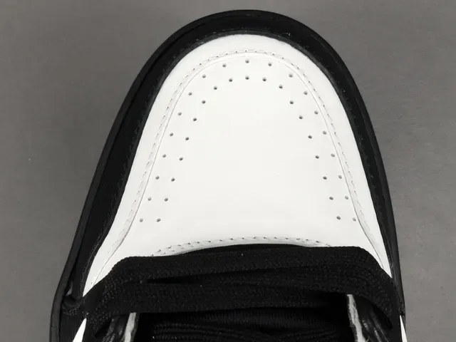 لويس فتون LV Trainer أسود أبيض منخفض التوب طبقات جلد وتغطيات نصية حذاء رياضي نمط حياة 5
