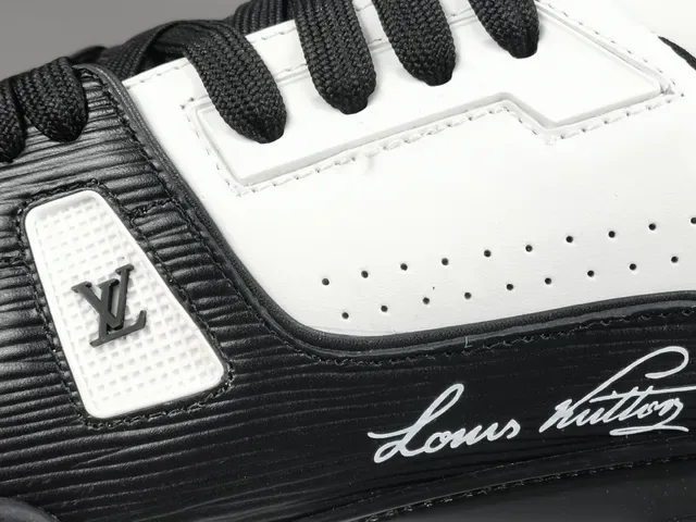 لويس فتون LV Trainer أسود أبيض منخفض التوب طبقات جلد وتغطيات نصية حذاء رياضي نمط حياة 8