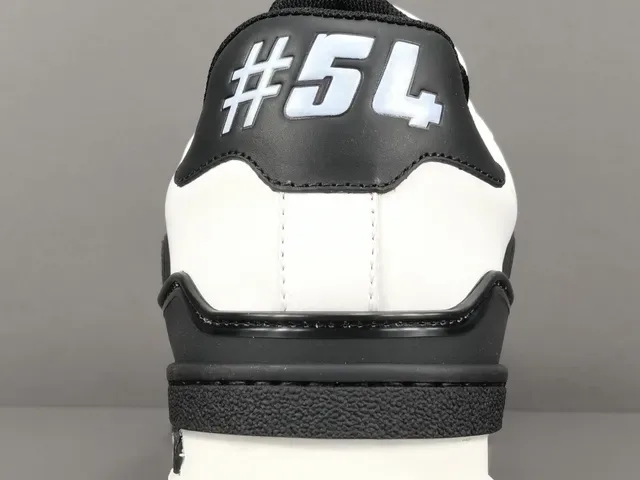 لويس فتون LV Trainer أسود أبيض منخفض التوب طبقات جلد وتغطيات نصية حذاء رياضي نمط حياة 10