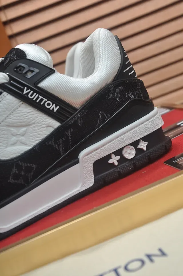Chaussures lifestyle Louis Vuitton LV Trainer Black White Monogram Canvas Leather Contrast 2