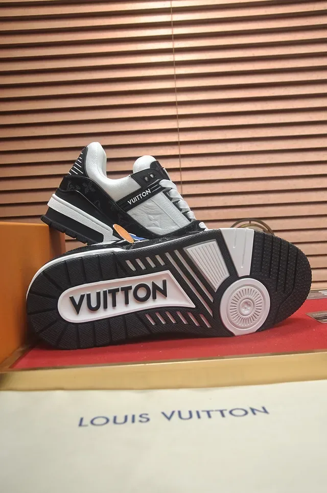Chaussures lifestyle Louis Vuitton LV Trainer Black White Monogram Canvas Leather Contrast 3