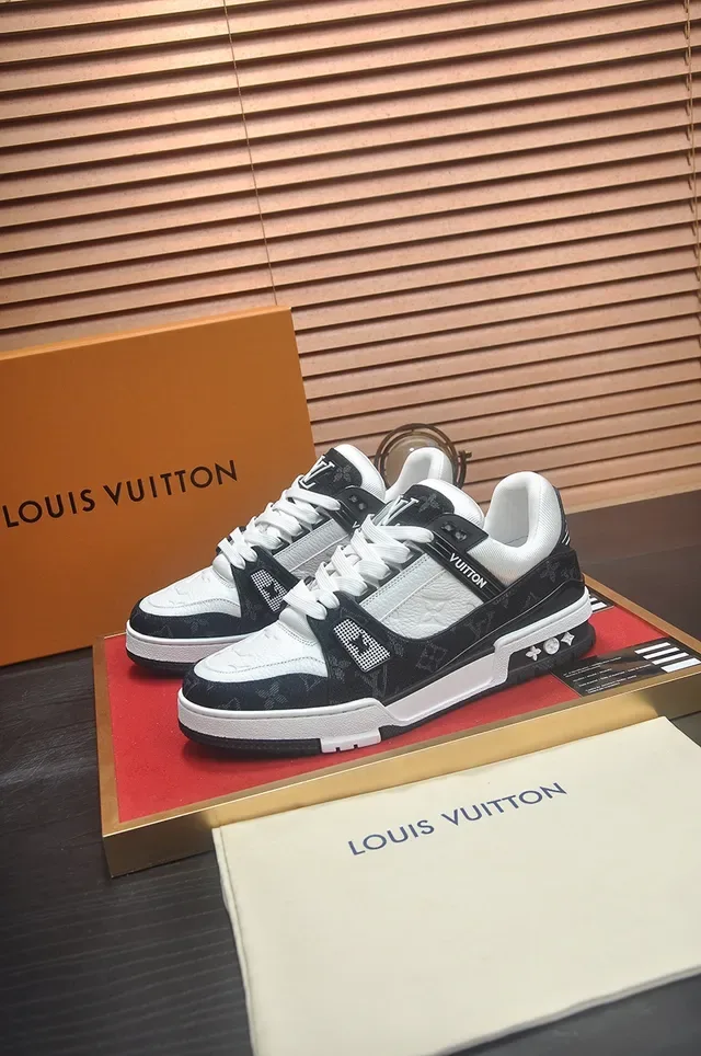 Chaussures lifestyle Louis Vuitton LV Trainer Black White Monogram Canvas Leather Contrast 4