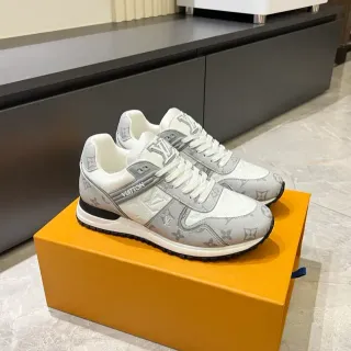 Louis Vuitton LV Trainer Gris Blanco Monogram Lona Cuero Superposiciones Lifestyle Sneakers