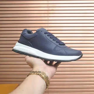 Louis Vuitton LV Trainer Navy White Couro Perfurado Parte Superior Construção em Camadas Sneakers Lifestyle