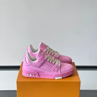 Louis Vuitton LV Trainer Sneakers Lifestyle Rosa Blanco Detalle Correa Estructurada Placa Lateral Monogramada
