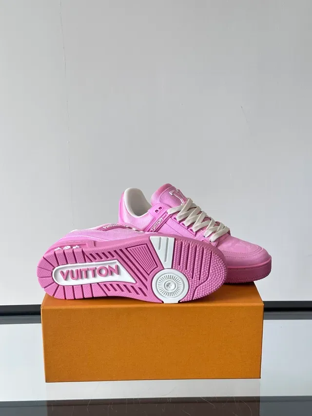 Louis Vuitton LV Trainer গোলাপি সাদা স্ট্রাকচার্ড স্ট্র্যাপ ডিটেল মনোগ্রামড সাইড প্লেক লাইফস্টাইল স্নিকার্স 2