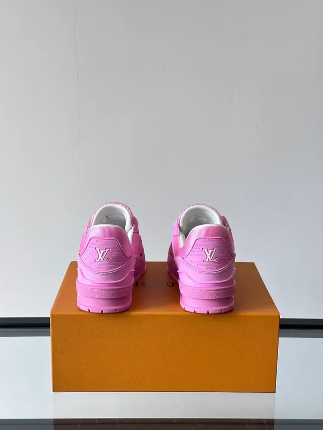 Louis Vuitton LV Trainer গোলাপি সাদা স্ট্রাকচার্ড স্ট্র্যাপ ডিটেল মনোগ্রামড সাইড প্লেক লাইফস্টাইল স্নিকার্স 3