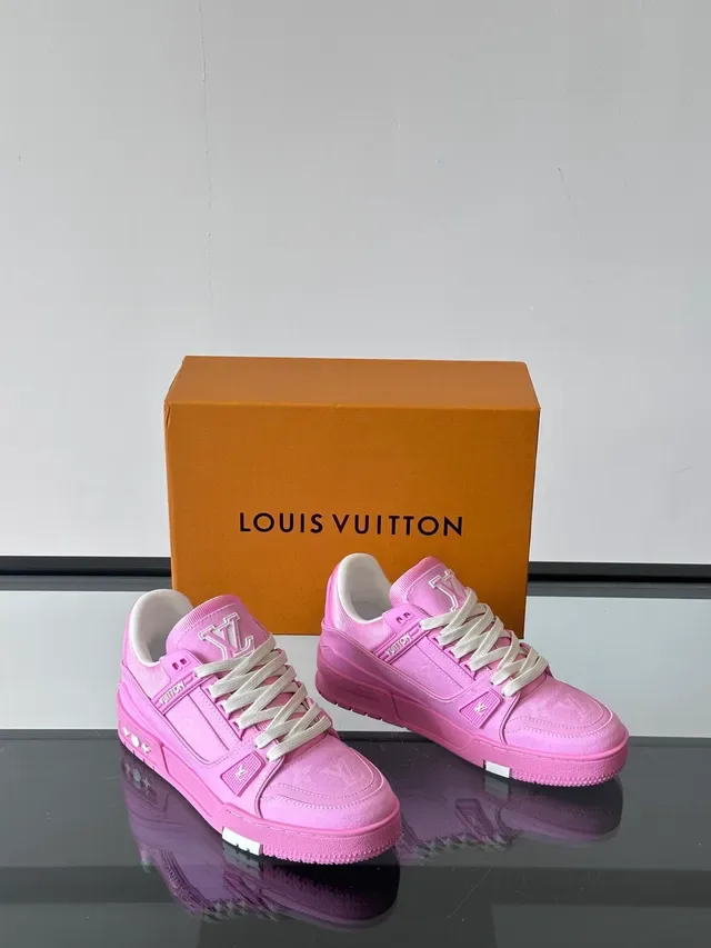 Louis Vuitton LV Trainer গোলাপি সাদা স্ট্রাকচার্ড স্ট্র্যাপ ডিটেল মনোগ্রামড সাইড প্লেক লাইফস্টাইল স্নিকার্স 4