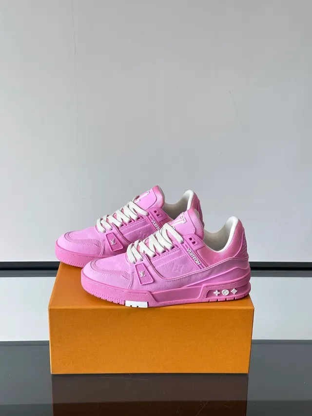Louis Vuitton LV Trainer গোলাপি সাদা স্ট্রাকচার্ড স্ট্র্যাপ ডিটেল মনোগ্রামড সাইড প্লেক লাইফস্টাইল স্নিকার্স 5