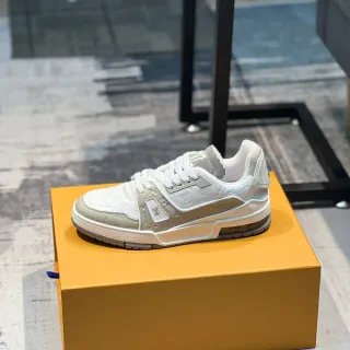 Louis Vuitton LV Trainer Tênis Brancos Bege Couro Monograma Design de Jaula com Camadas Estilo de Vida