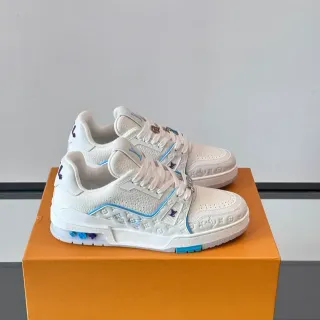 Louis Vuitton LV Trainer Blancos y Azules Cuero Monogram Embossed Piping Ligero Zapatillas Lifestyle