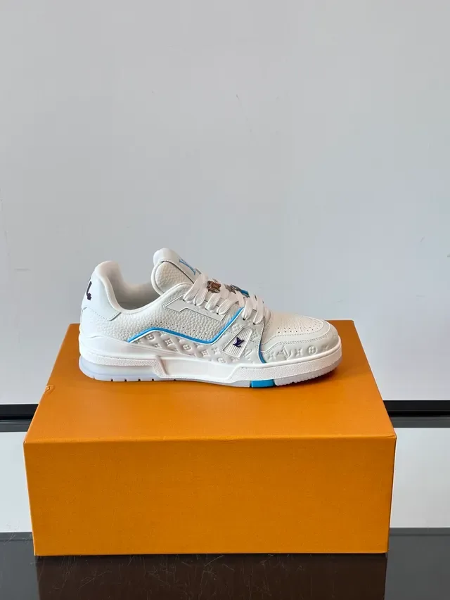 Louis Vuitton LV Trainer Brancos e Azuis Couro Monogram Embossed Piping Leve Sneakers Lifestyle 3