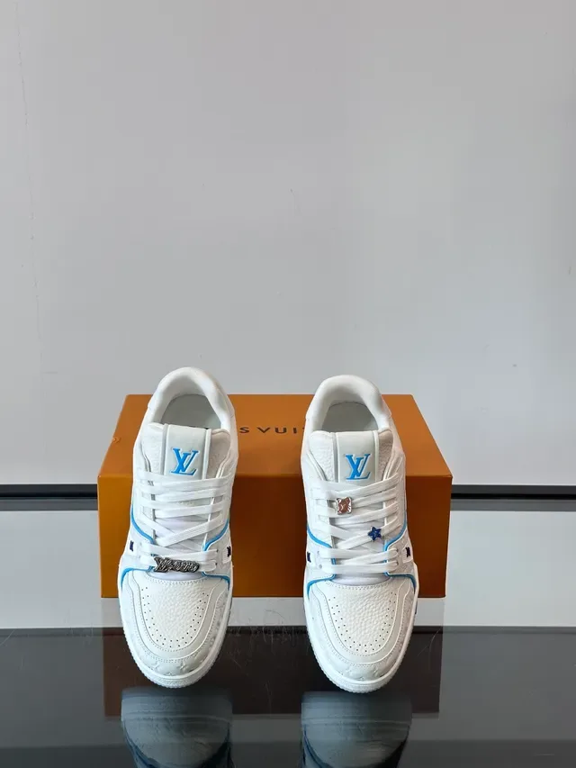 Louis Vuitton LV Trainer Brancos e Azuis Couro Monogram Embossed Piping Leve Sneakers Lifestyle 4