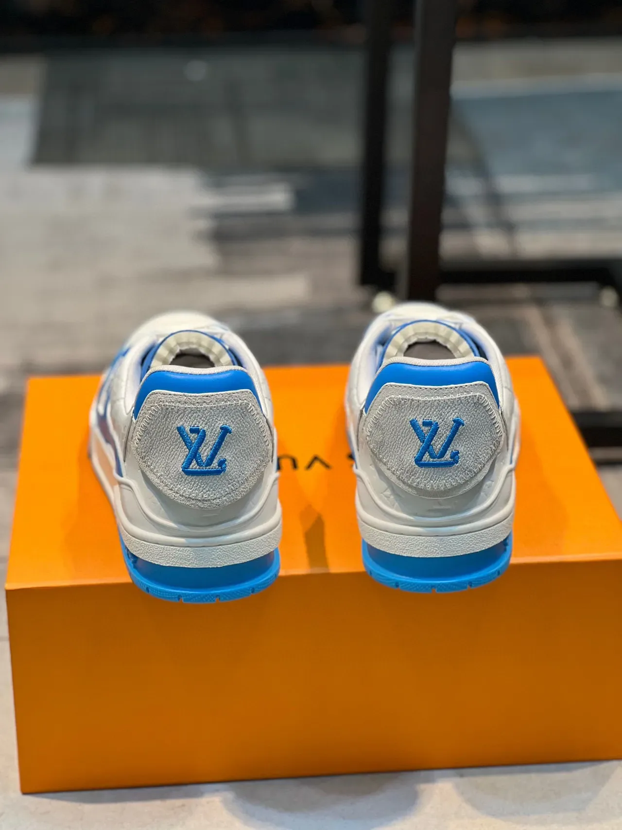 Louis Vuitton LV Trainer 白蓝 Monogram 皮革专利覆盖生活方式运动鞋 2