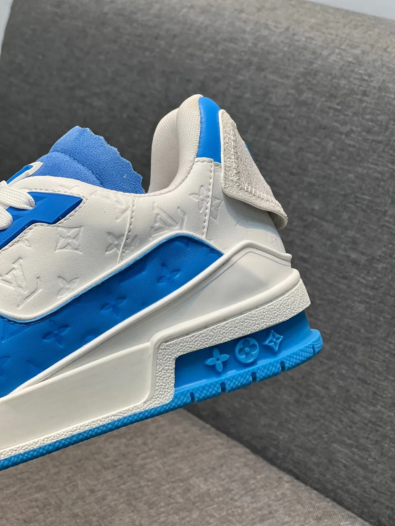Louis Vuitton LV Trainer 白蓝 Monogram 皮革专利覆盖生活方式运动鞋 9