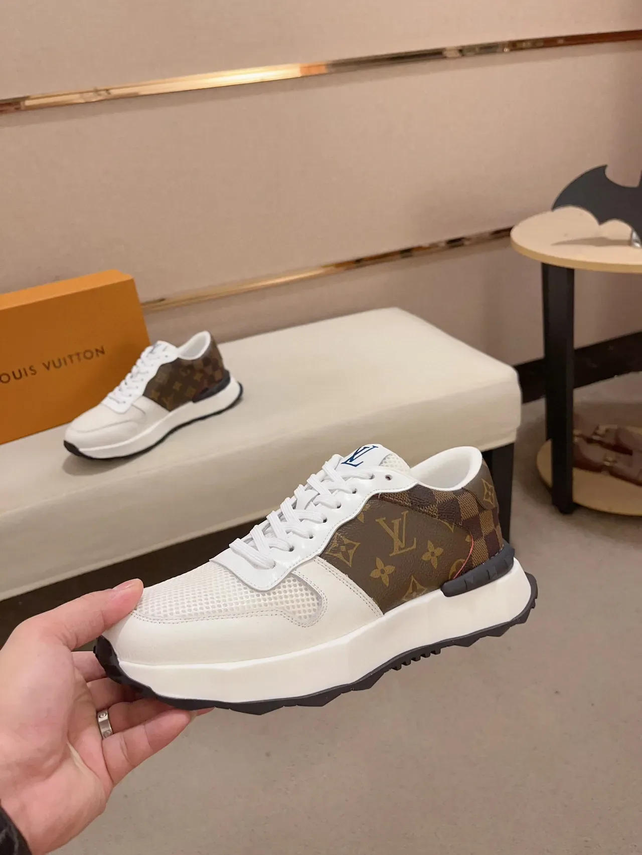 লুই ভিটন LV Trainer সাদা বাদামি Monogram ক্যানভাস পারফোরেটেড মেশ লাইফস্টাইল স্নিকার 3