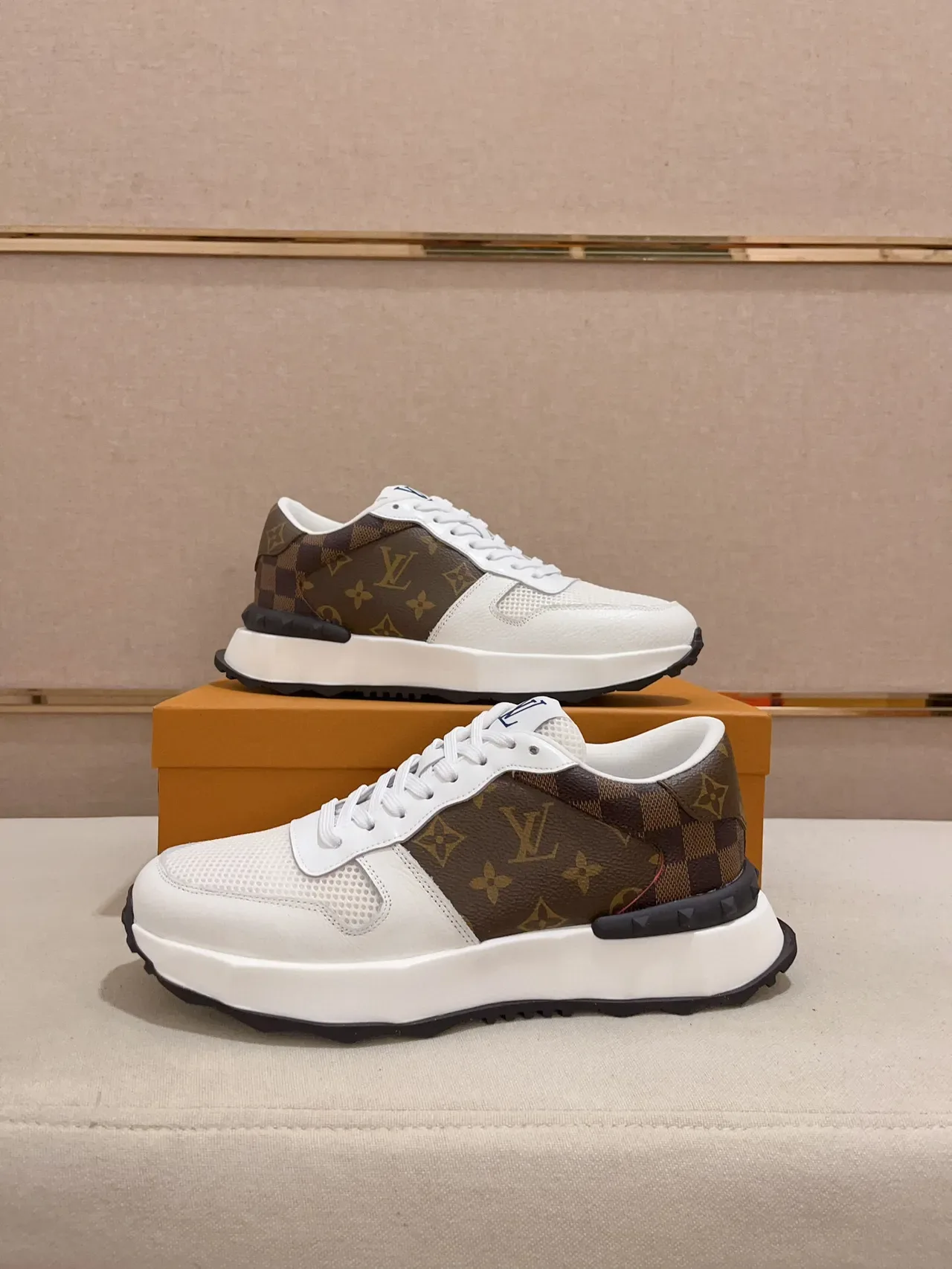 লুই ভিটন LV Trainer সাদা বাদামি Monogram ক্যানভাস পারফোরেটেড মেশ লাইফস্টাইল স্নিকার 7