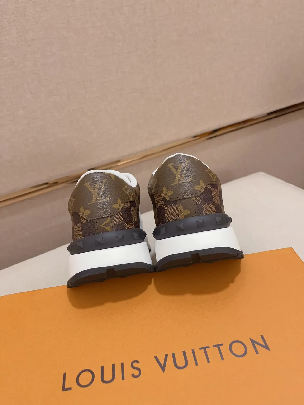 লুই ভিটন LV Trainer সাদা বাদামি Monogram ক্যানভাস পারফোরেটেড মেশ লাইফস্টাইল স্নিকার 8