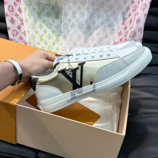 Louis Vuitton LV Trainer Blanco y Oro Low-Top Panel Metálico Lifestyle Sneakers