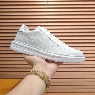 Louis Vuitton LV Trainer Tênis Lifestyle Brancos com Monograma Embossado de Couro Low-Top