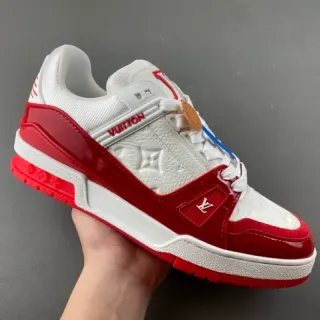 Louis Vuitton LV Trainer Branco Vermelho Couro Monograma Brilho Sobreposições Calçado Desportivo Estilo de Vida