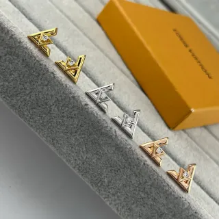 Louis Vuitton LV Volt أقراط ذهبية فضية هندسية شكل حرف V مرصعة بكريستال