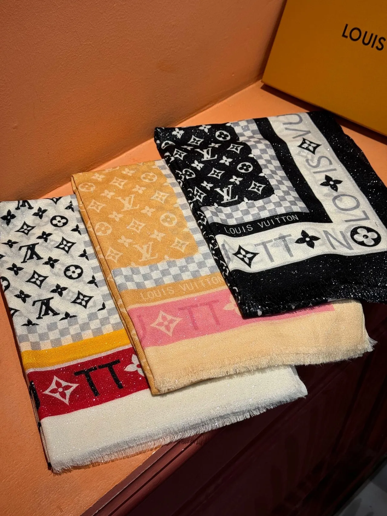 Louis Vuitton Monogram et Damier imprimé écharpe en soie 5