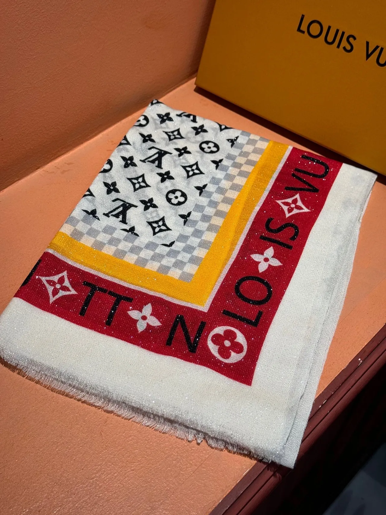 Louis Vuitton Monogram et Damier imprimé écharpe en soie 6