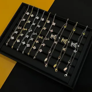 أساور Louis Vuitton Monogram و Flower Charm السلسلة