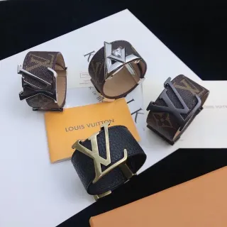 Louis Vuitton Monogram وأساور الكم العريضة من الجلد