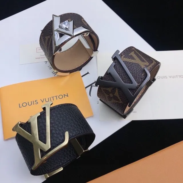 Louis Vuitton Monogram وأساور الكم العريضة من الجلد 2