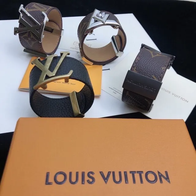 Louis Vuitton Monogram وأساور الكم العريضة من الجلد 3