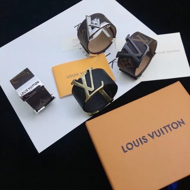 Louis Vuitton Monogram وأساور الكم العريضة من الجلد 4